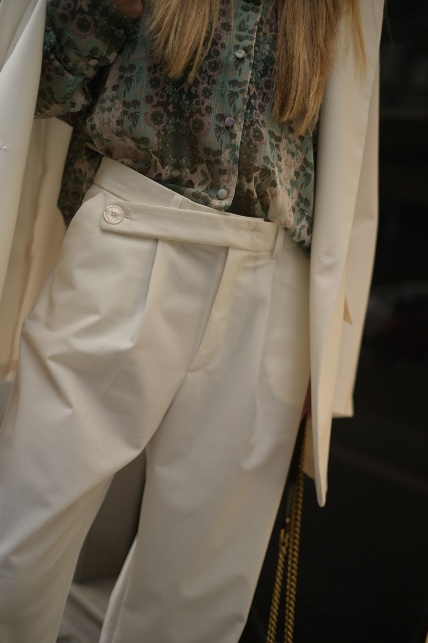 παντελόνι γυναικείο λευκό off-white ανδρική γραμμή ιδιαίτερο ζωνάρι chic φαρδύ ψηλόμεσο τσέπες